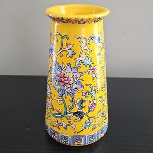 NWOT Oriental yellow vase with flowers